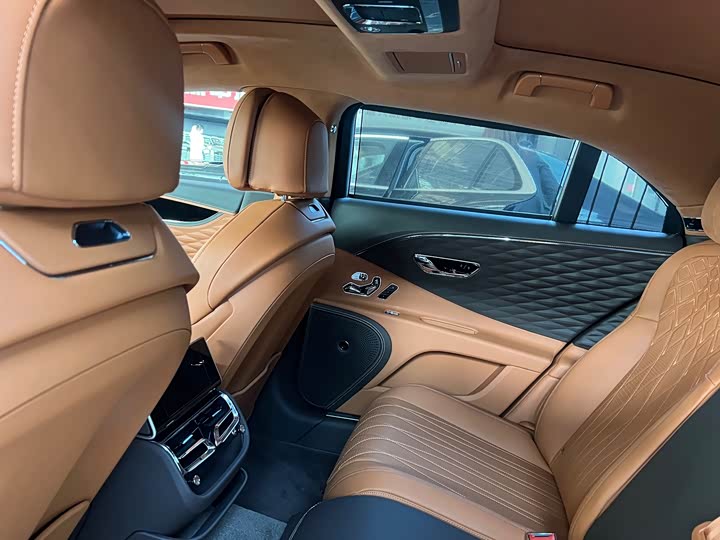 Фото 19 - Bentley Flying Spur