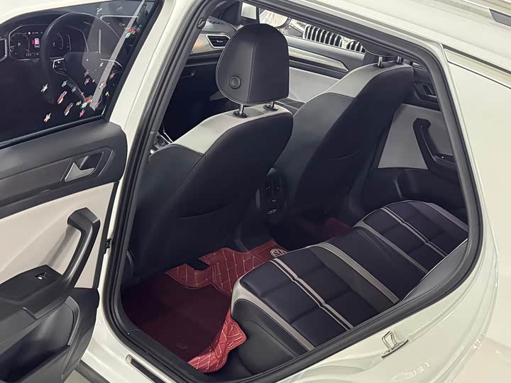 Фото 8 - Volkswagen T-Roc