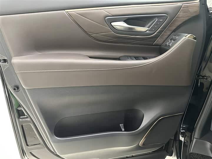 Фото 7 - Toyota Vellfire