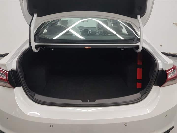 Photo 4 - Chevrolet Malibu XL