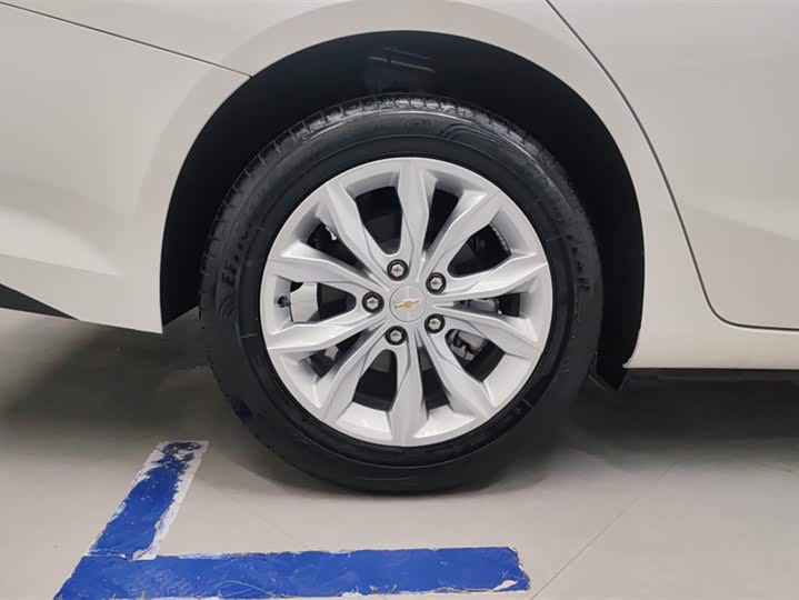 Photo 6 - Chevrolet Malibu XL