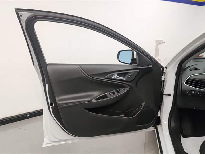 Photo 7 - Chevrolet Malibu XL