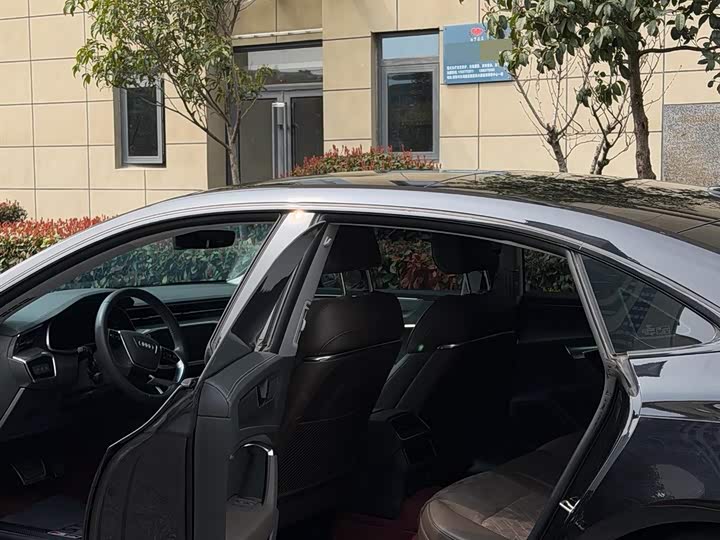 Фото 9 - Audi A7L