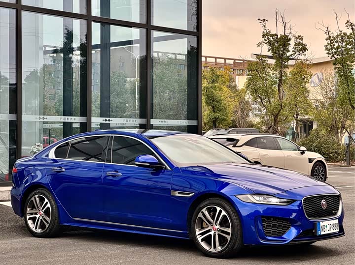 Photo 4 - Jaguar XE L