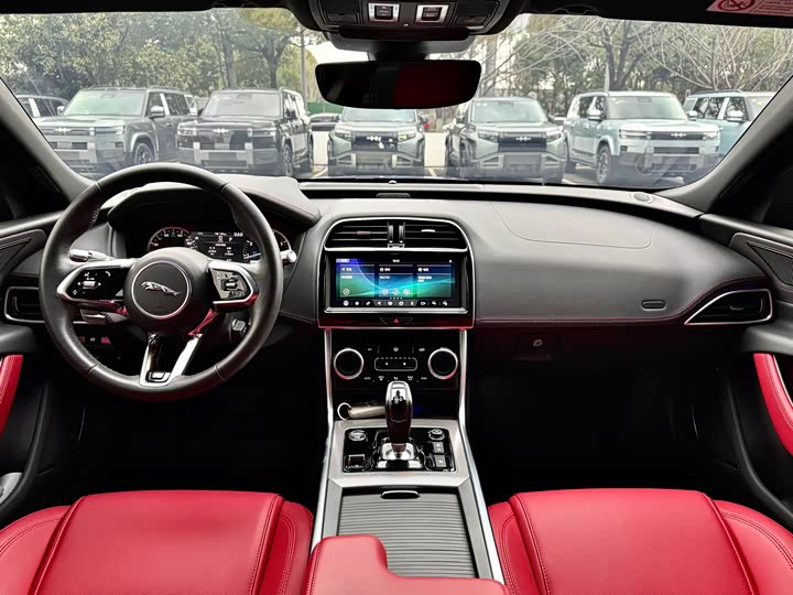 Photo 5 - Jaguar XE L