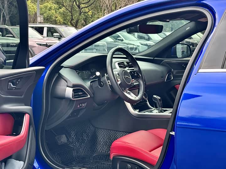 Photo 6 - Jaguar XE L