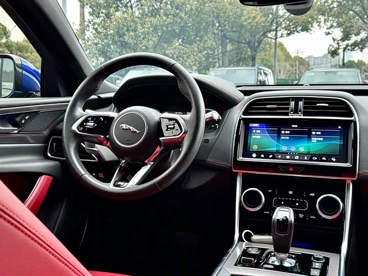 Photo 7 - Jaguar XE L