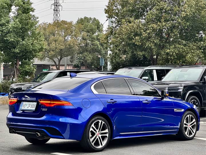 Photo 9 - Jaguar XE L