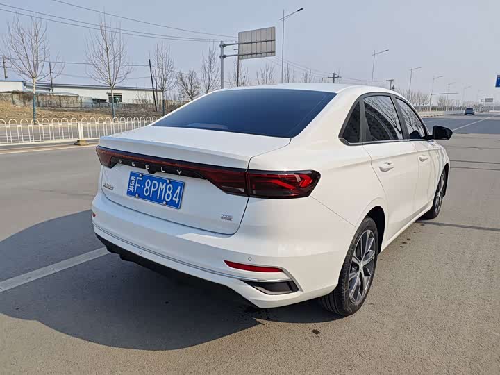 Фото 4 - Geely Emgrand