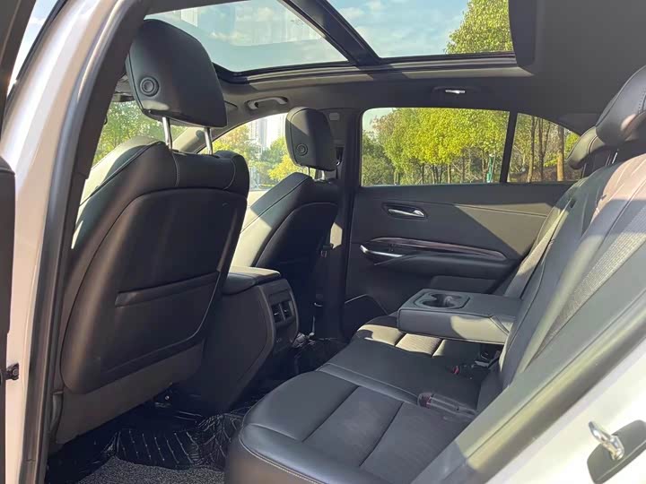 Фото 6 - Cadillac XT4