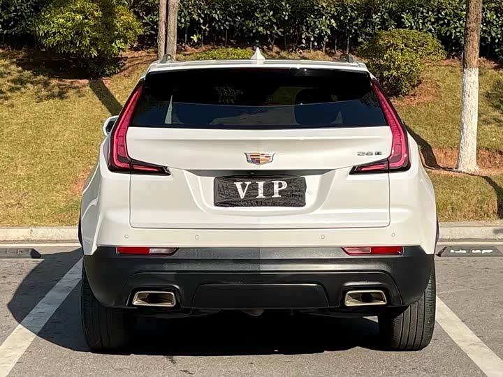 Фото 8 - Cadillac XT4