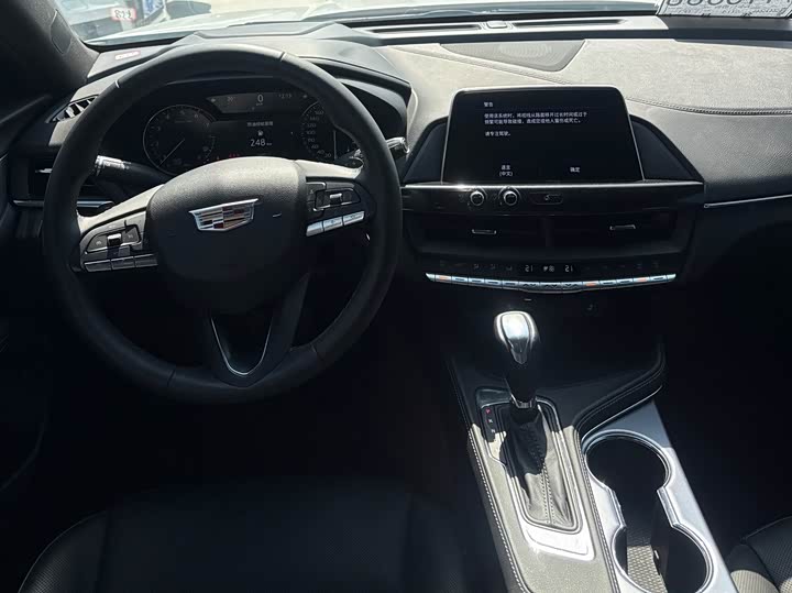 Фото 9 - Cadillac CT4