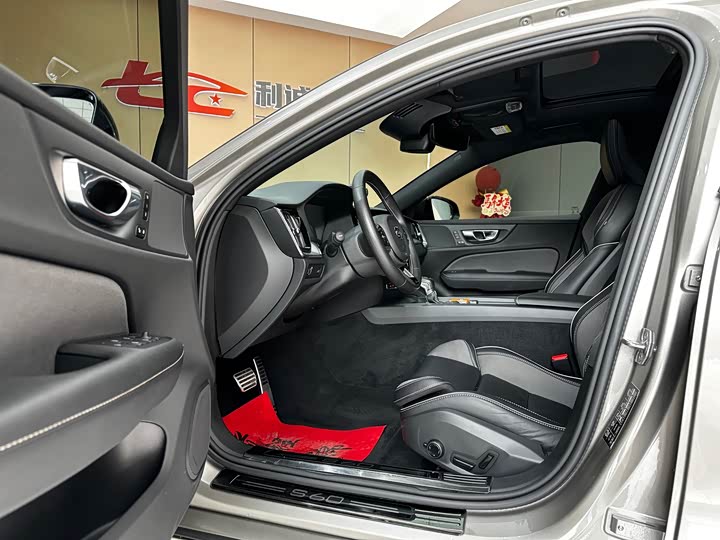 Фото 9 - Volvo S60