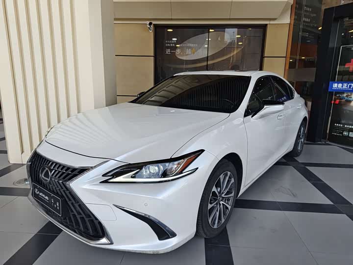 Фото 1 - Lexus ES