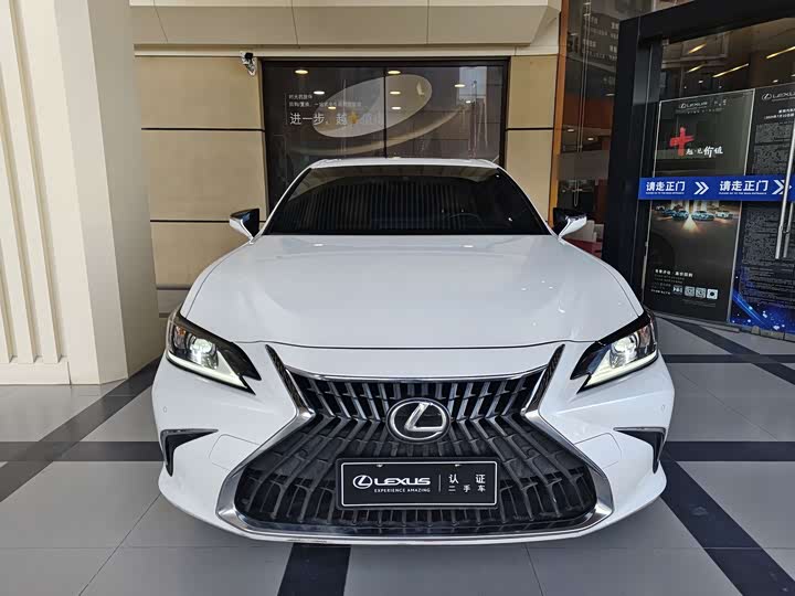 Фото 2 - Lexus ES