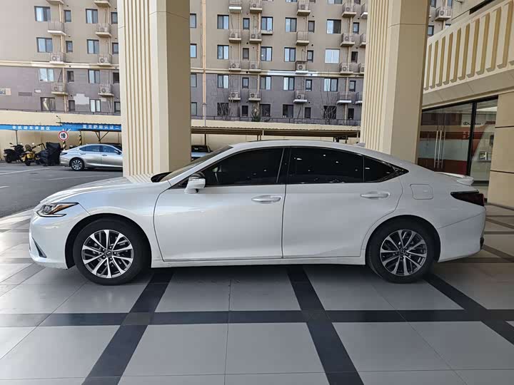 Фото 3 - Lexus ES