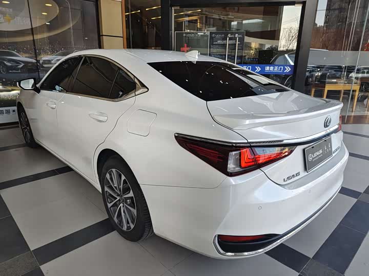 Фото 4 - Lexus ES