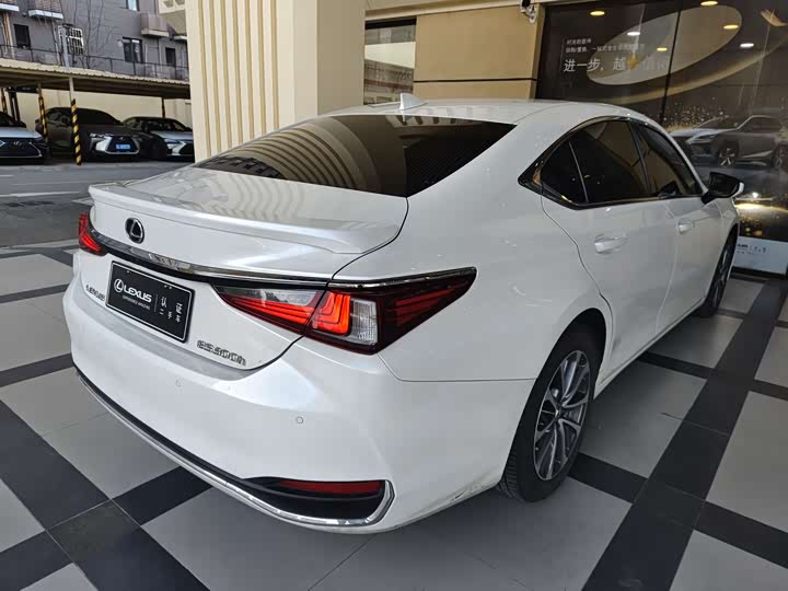 Фото 7 - Lexus ES