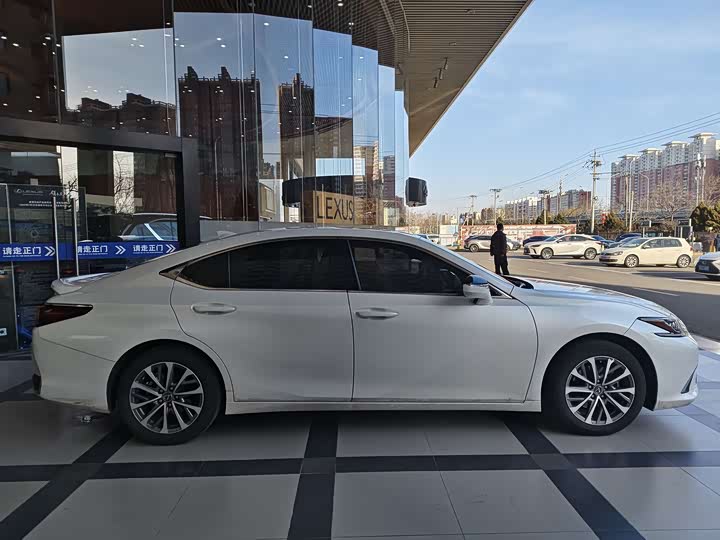 Фото 8 - Lexus ES