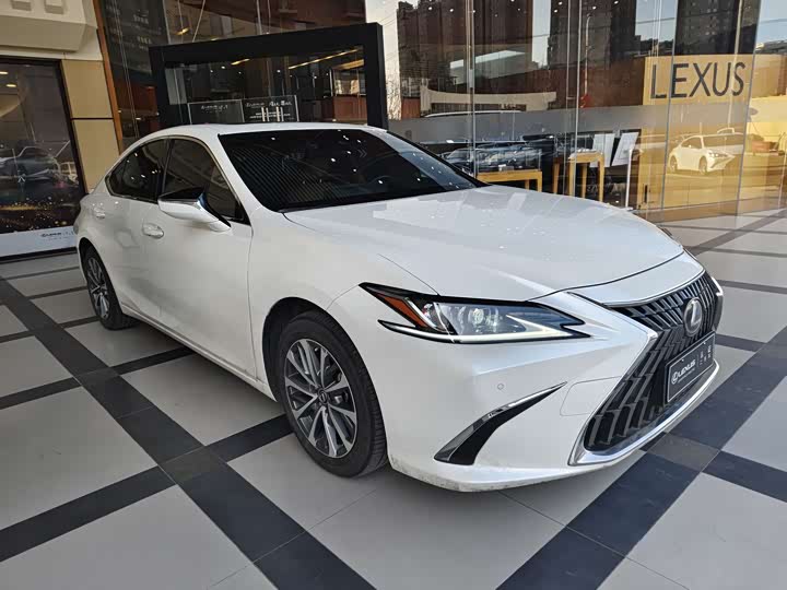 Фото 9 - Lexus ES
