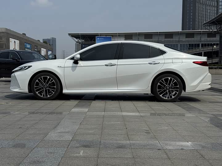 Фото 8 - Toyota Camry