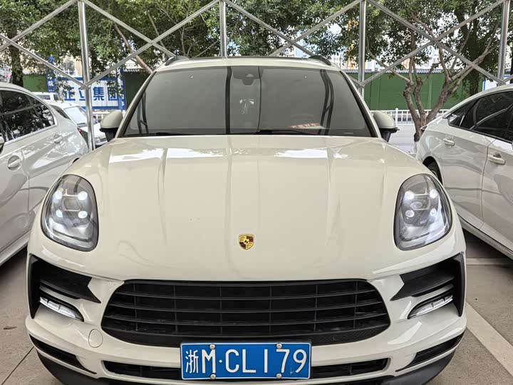 Photo 2 - Porsche Macan