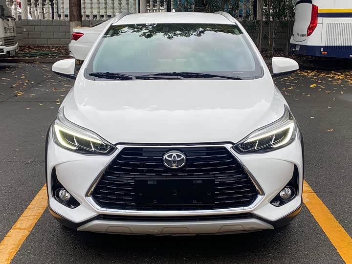 Photo 2 - Toyota Yaris L Hatchback