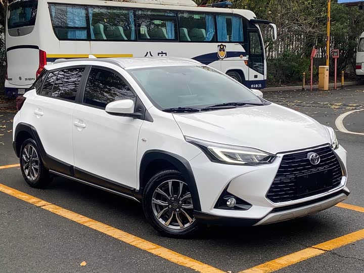 Photo 3 - Toyota Yaris L Hatchback