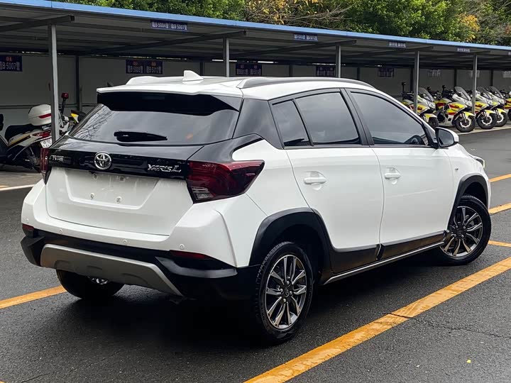 Photo 4 - Toyota Yaris L Hatchback