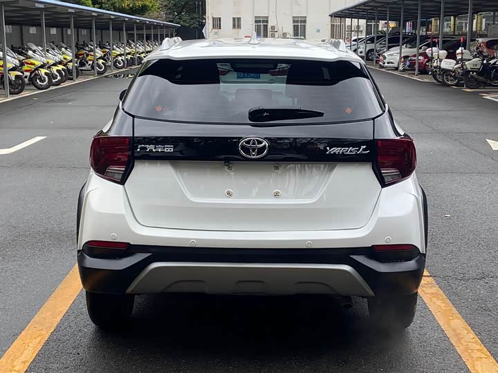 Photo 5 - Toyota Yaris L Hatchback