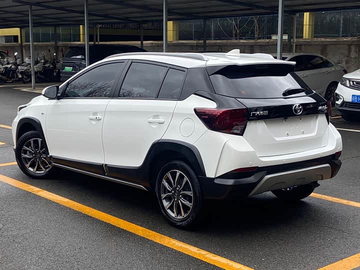 Photo 6 - Toyota Yaris L Hatchback