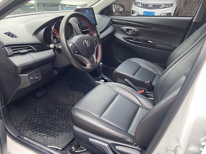 Photo 8 - Toyota Yaris L Hatchback