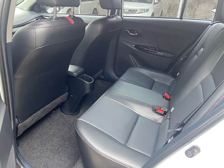 Photo 9 - Toyota Yaris L Hatchback