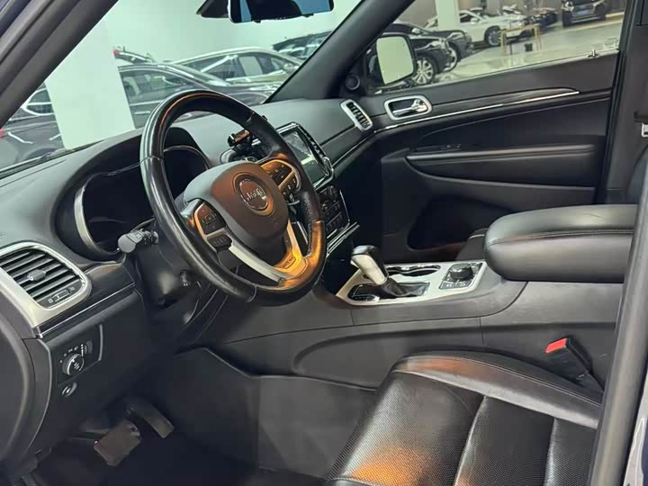 Фото 4 - Jeep Grand Cherokee