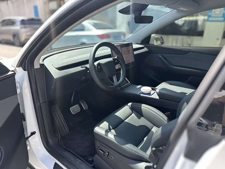 Photo 3 - Tesla Model Y