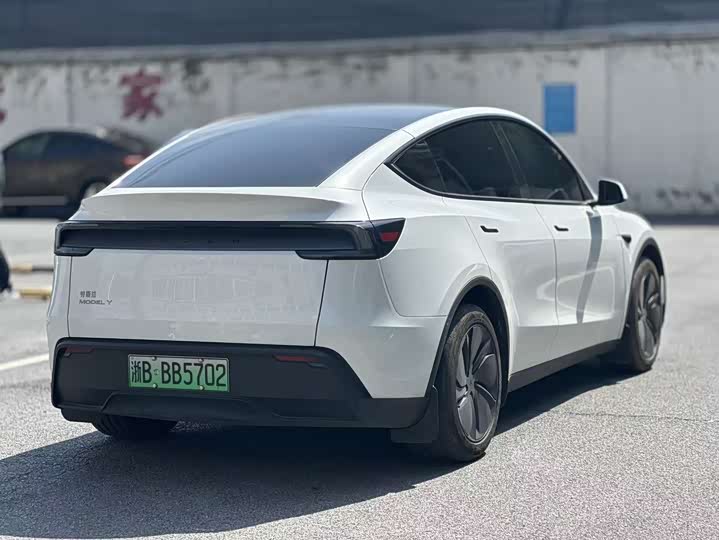 Photo 8 - Tesla Model Y
