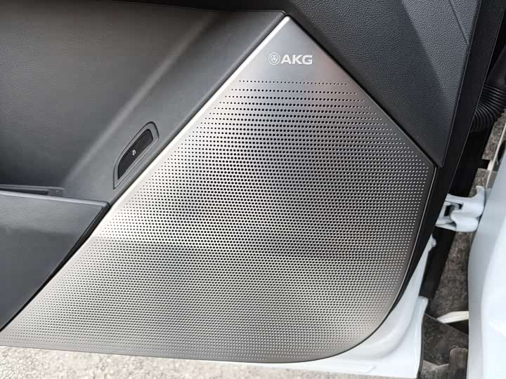 Фото 8 - Cadillac XT5