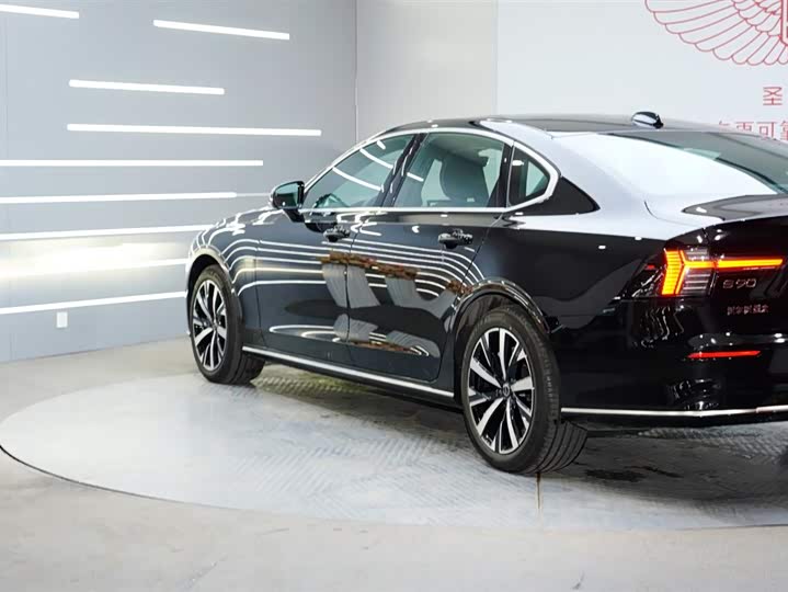 Фото 2 - Volvo S90