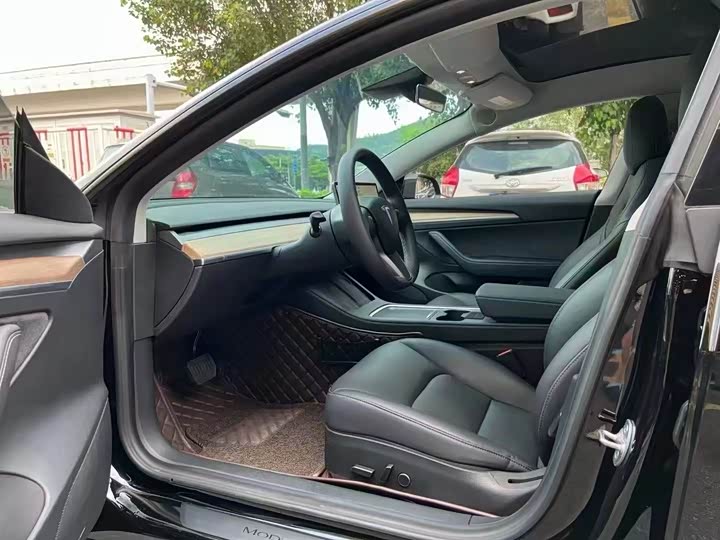 Фото 3 - Tesla Model 3