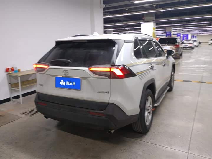 Фото 3 - Toyota RAV4