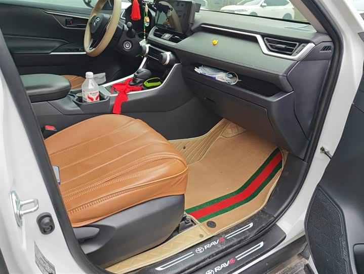 Фото 8 - Toyota RAV4