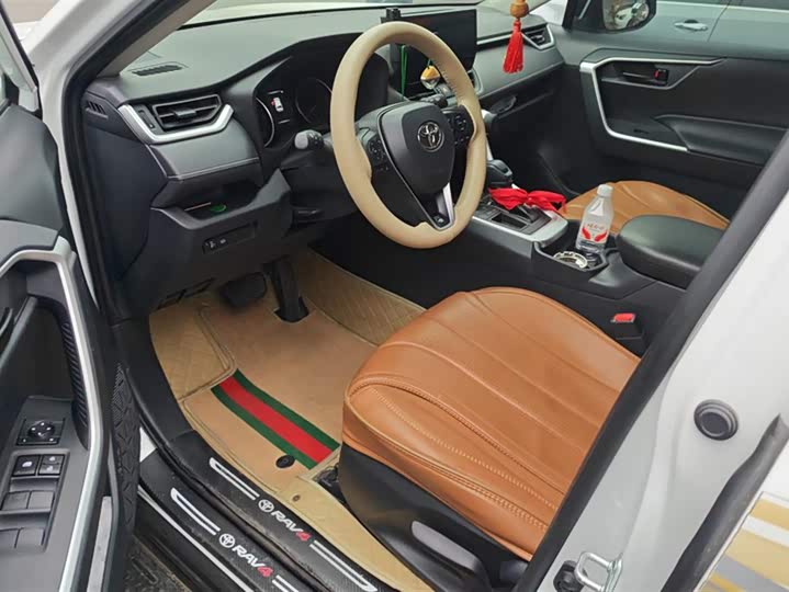 Фото 9 - Toyota RAV4