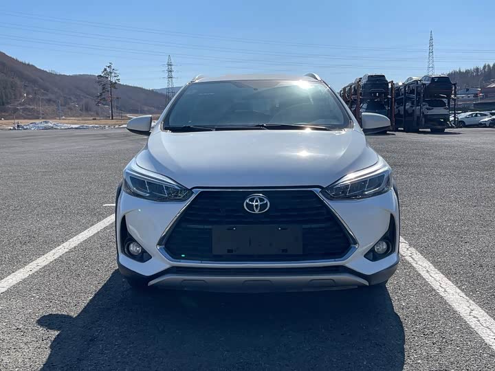 Фото 2 - Toyota Yaris L Hatchback