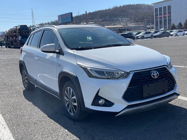 Фото 3 - Toyota Yaris L Hatchback