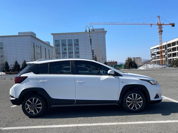 Фото 5 - Toyota Yaris L Hatchback