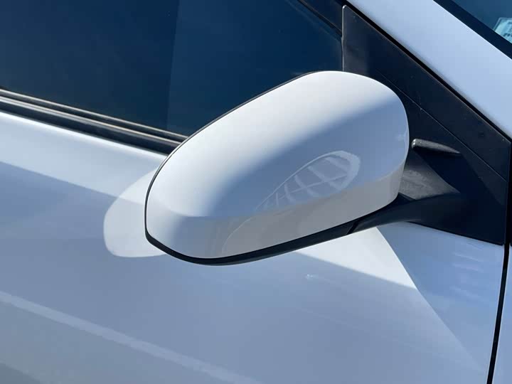 Фото 6 - Toyota Yaris L Hatchback