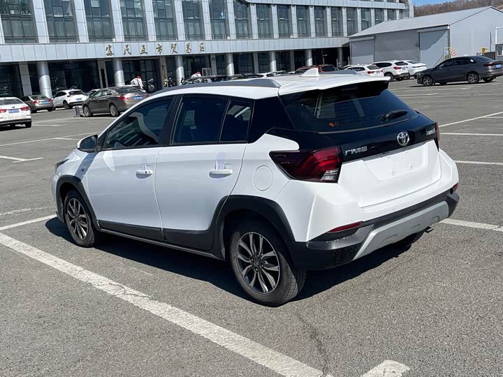 Фото 7 - Toyota Yaris L Hatchback