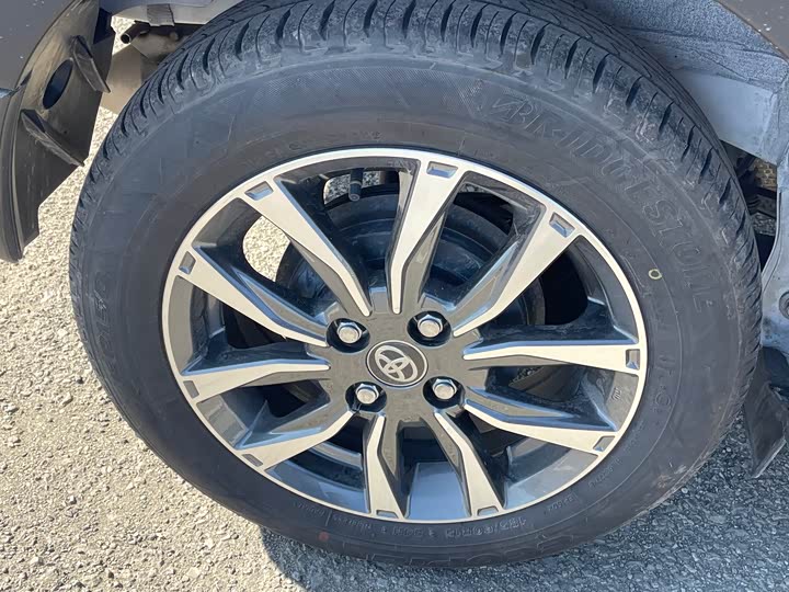 Фото 9 - Toyota Yaris L Hatchback