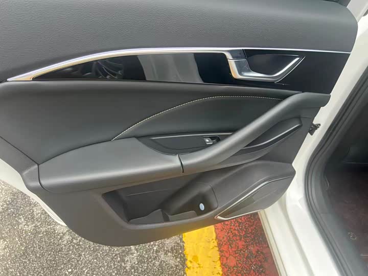 Фото 7 - Bestune B70