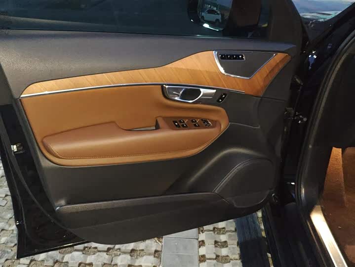 Фото 7 - Volvo XC90